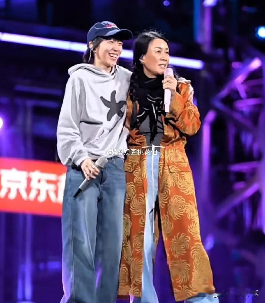 王菲女儿窦靖童女承母业搭那英，实在太厉害了，窦靖童长得像爸爸，音色唱功像妈妈一样