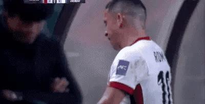 罗慕洛泪洒赛场，随后返回更衣室！
亚冠精英赛，成都蓉城客战首尔的比赛正在进行，比