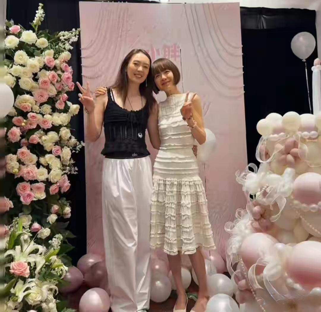 童谣够瘦了吧，没想到她跟陈鲁豫同框，她穿着显瘦的黑色上衣，陈鲁豫穿着显胖的白色套