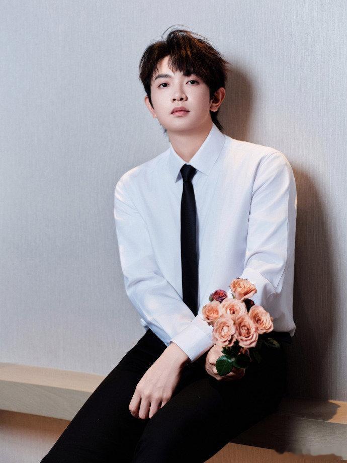 梗王自cue太逗！去年闪现今年冲4秒，颜人中的可爱追求谁不爱～ 