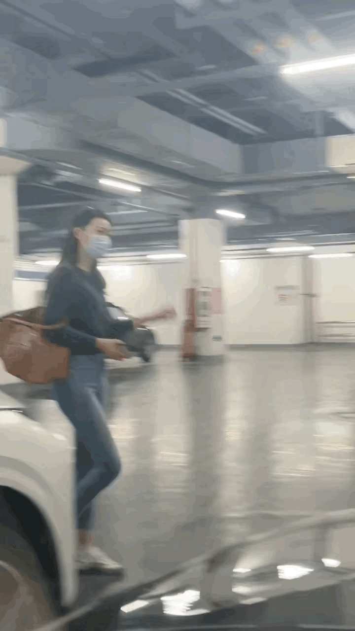 遇到了两个牛仔裤女神

大家觉得哪个身材更好？