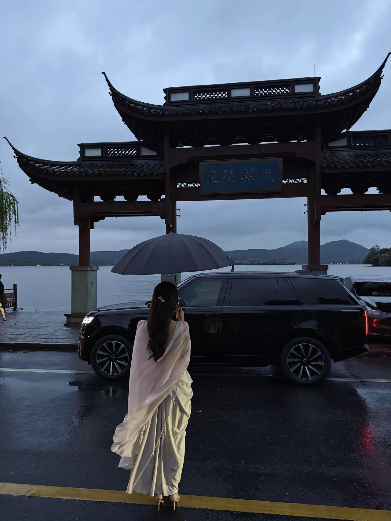 风雨摧身志未休 男儿傲骨不低头