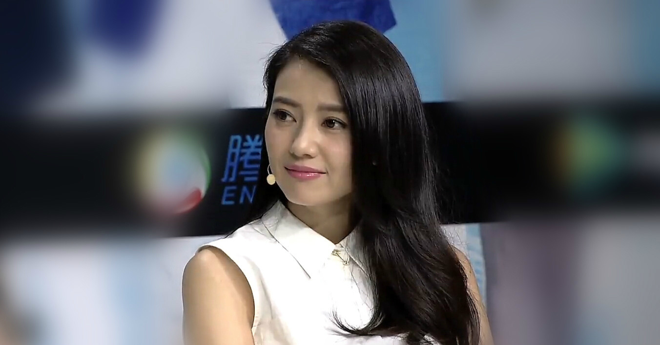 姐姐这身白衬衫造型，干净舒展又自带通透感，就像咱们聊烘焙健康这件事，越简单越戳人