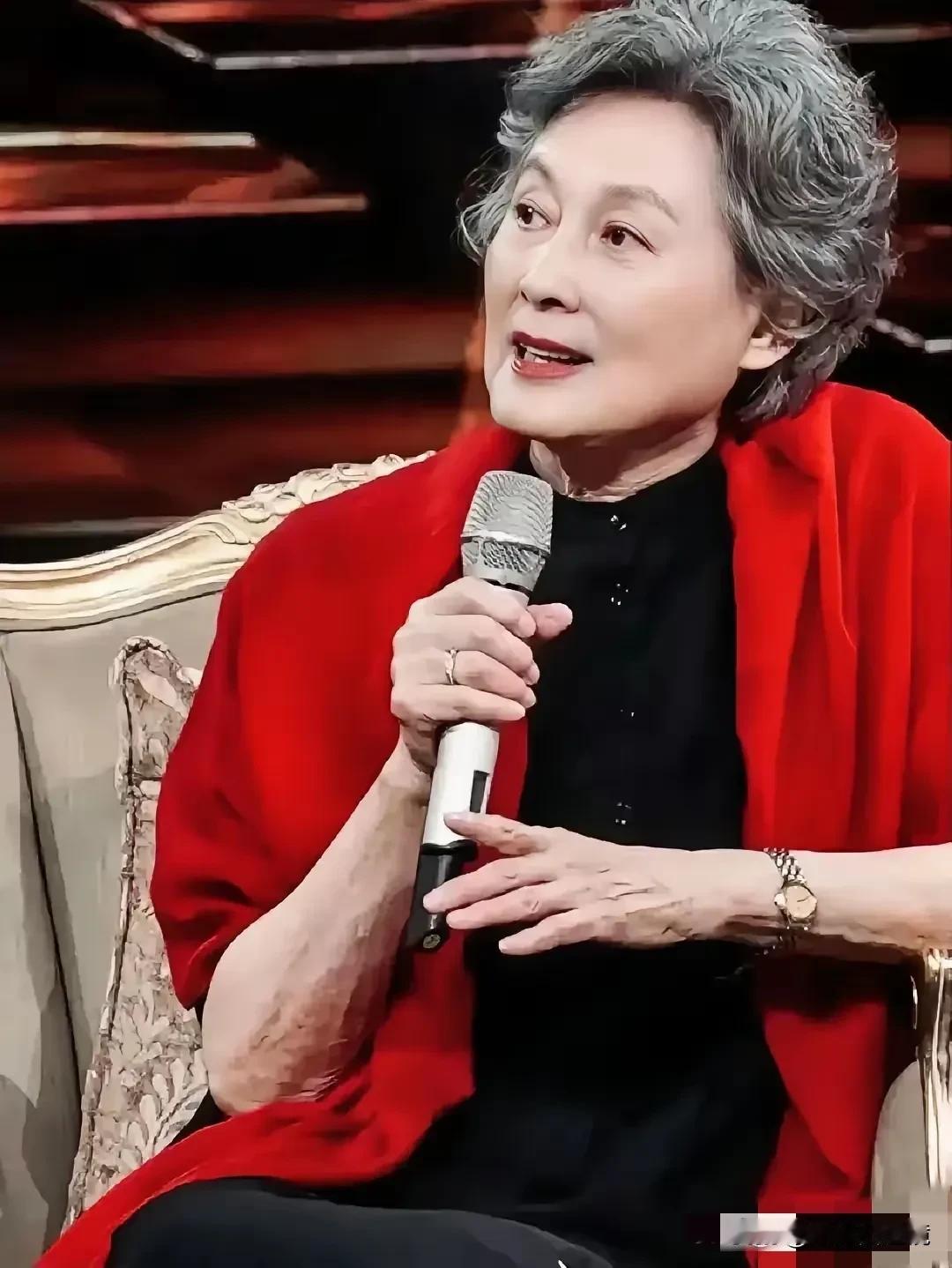 没想到这位女艺人88岁了，看起来仍旧气质高雅，容颜靓丽，岁月这把杀猪刀好像对她不