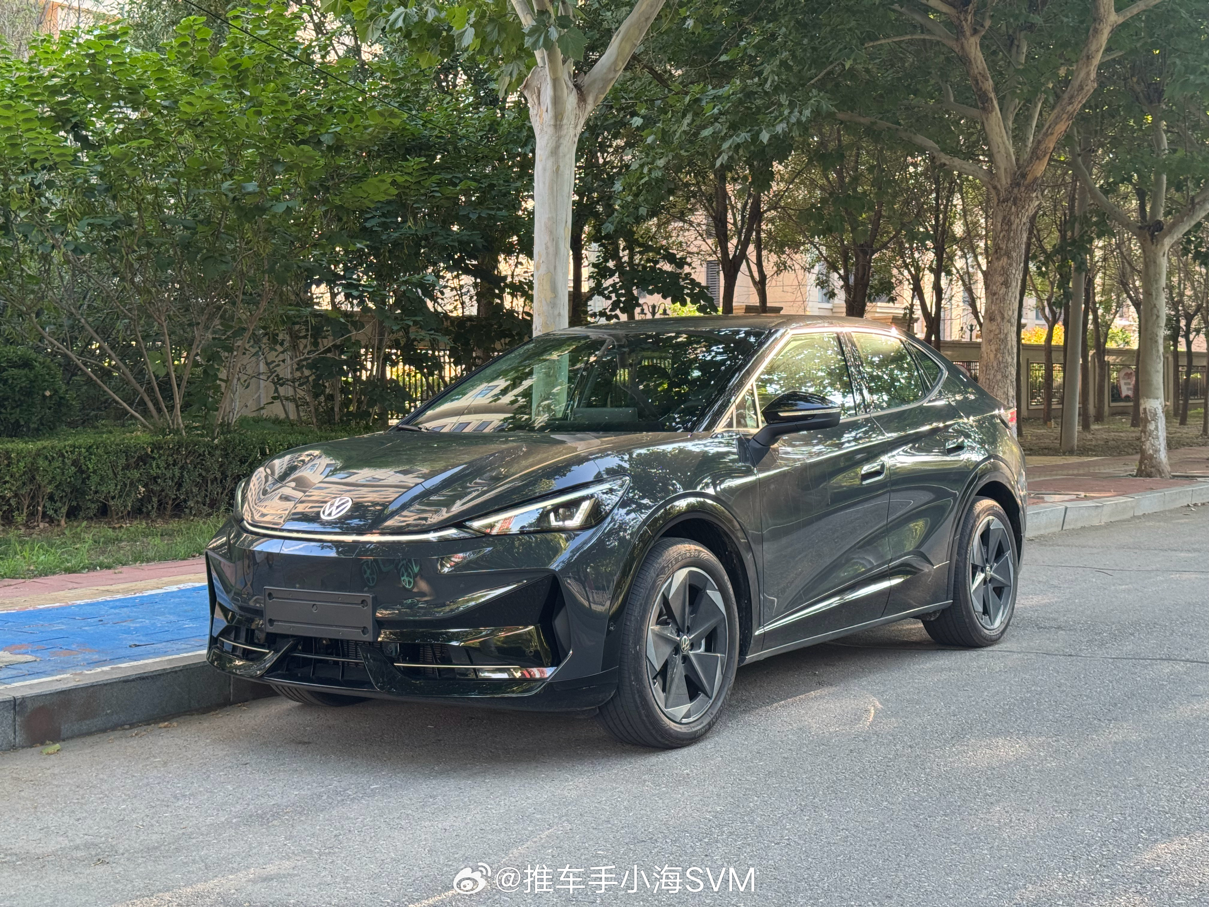 如果用一句话来概括与众06的产品思路，我会说——把肉埋在饭里。它不炫技，不抢风头