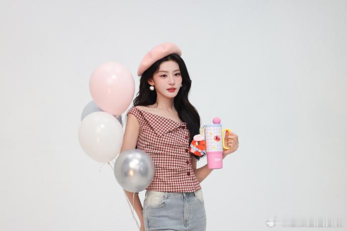 赵晴女鹅感赵晴内娱新晋女鹅 粉贝雷帽搭配蓬松卷发，赵晴的少女感直接溢出屏幕，眉眼
