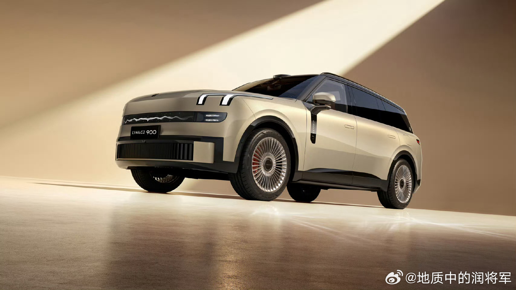 领克900大五座官宣亮相领克900的大五座来了主要的更新是全新的轮毂和金色车漆，