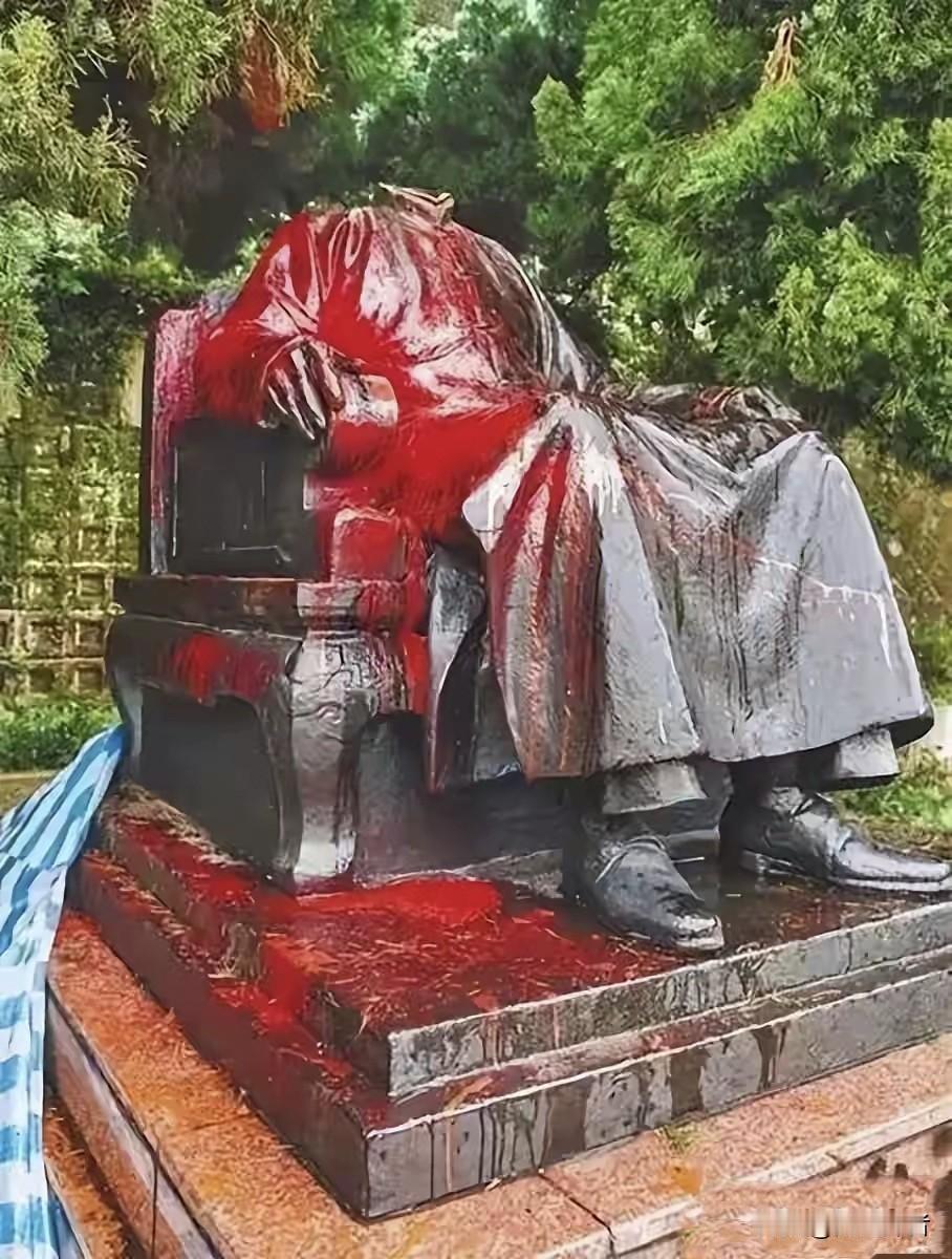 蒋介石可能至死也不会猜到的台独分子会对自己的雕像去头，泼油漆。其实台湾现在的乌烟