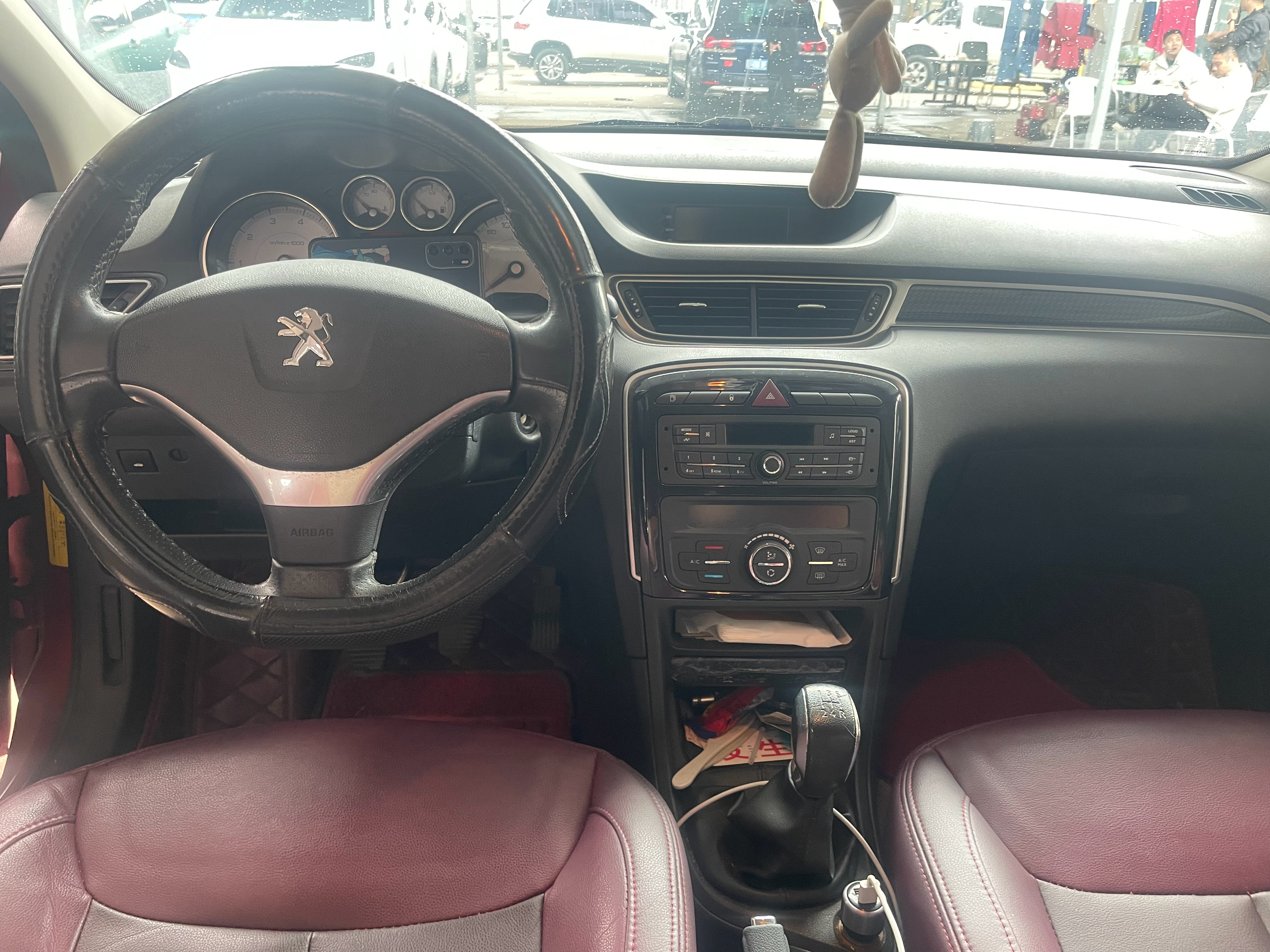 看内饰，猜公里数 2018年标志308，一手车，手动带天窗，猜得最接近的小伙伴，