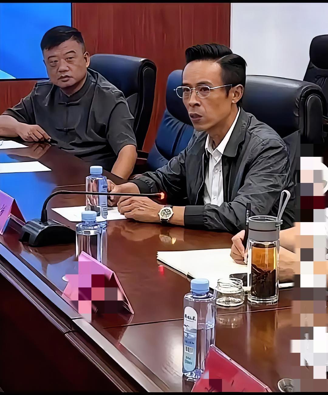 不得不承认，鸡排哥这种人，
不成功都难！
因为从鸡排哥从容不迫的气势，就能看出来