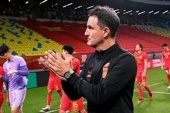 扬科维奇没错，武磊蒙冤，足协又是“和稀泥”的做法。
  武磊发文辟谣与李可内讧传