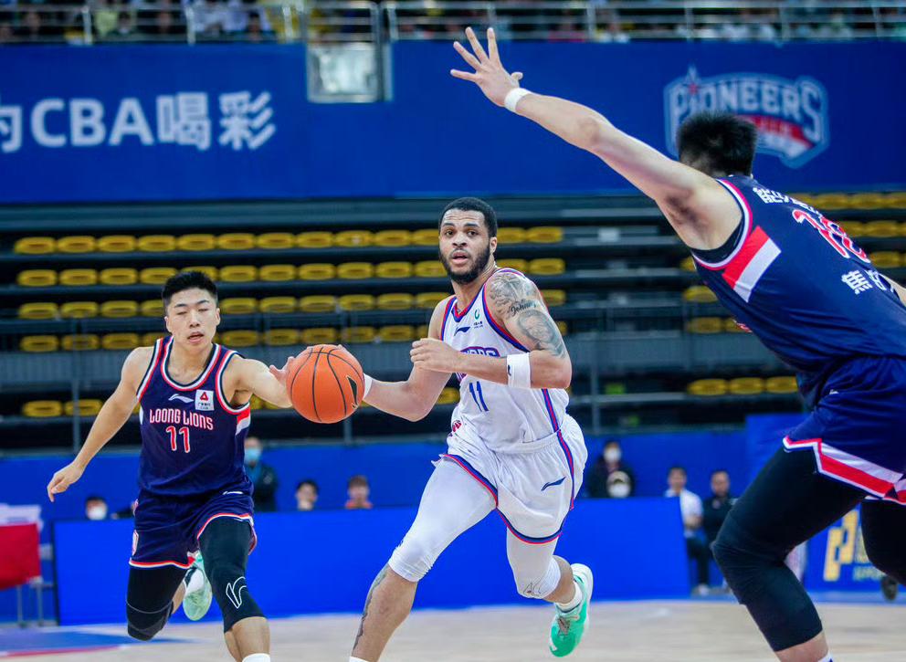 外援韦瑟斯庞伤停一周，球队新外援就立即补上，看来这个关键时刻谁都不敢大意。

4