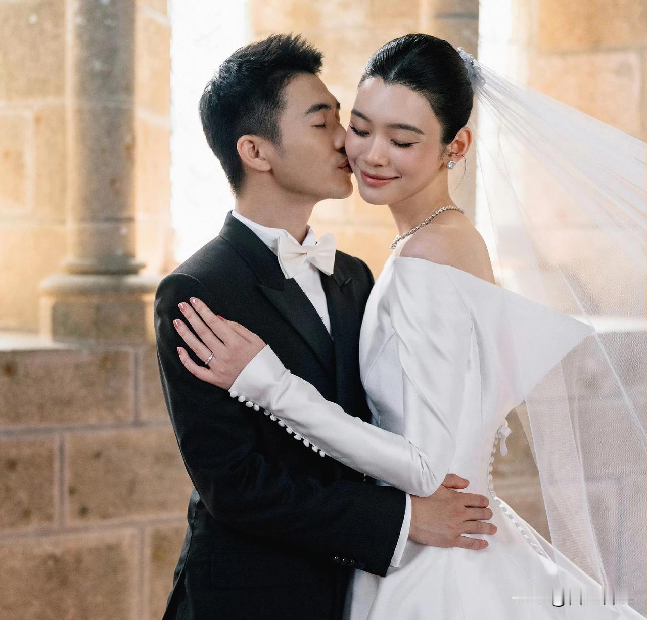 奚梦瑶何猷君，同时发文！
 
6月2号早上8点整，奚梦瑶和何猷君掐着同一个时间点