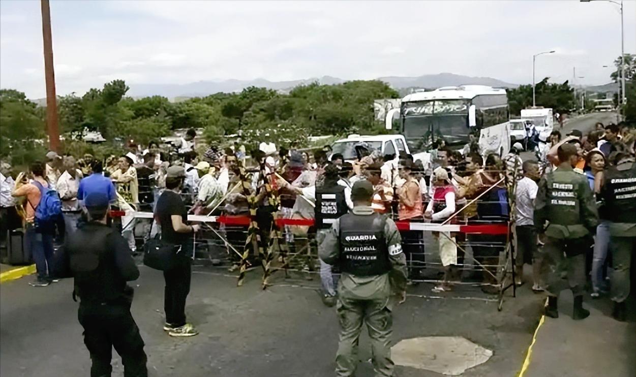 泰柬边境彻底开打了，泰国的F-16战机贴着边境狂轰，坦克履带碾得地面震天响，炮火