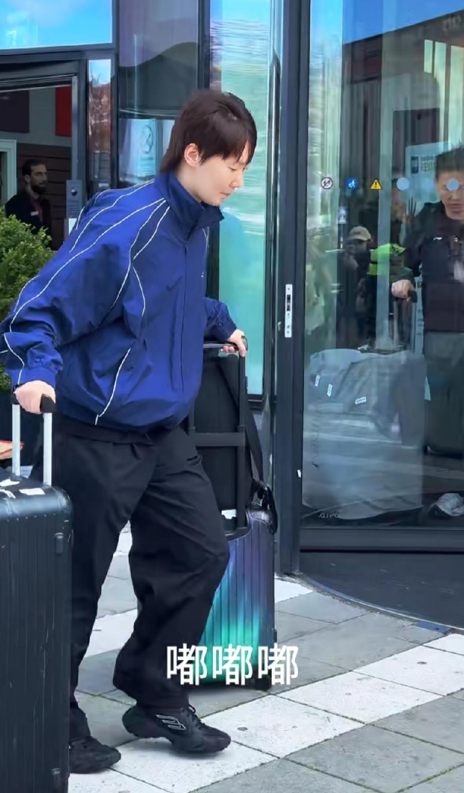 结束WTT瑞典大满贯比赛，获得女单冠军的王曼昱从酒店出发跟随国乒团队一起返程北京