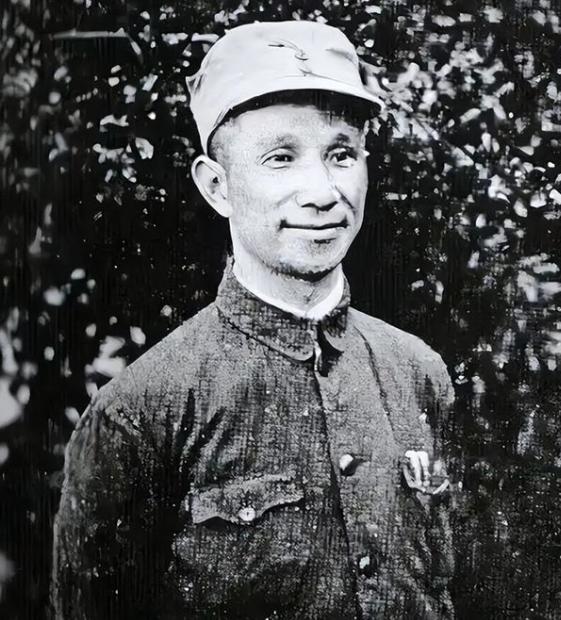 1947年山东孟良崮一战，粟裕没有选择避敌主力，反倒直接插入国民党重兵阵型，包围
