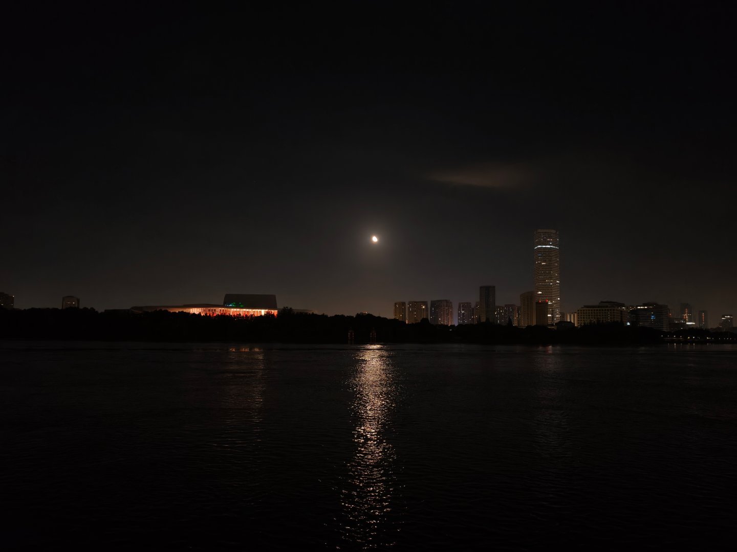 夜游黄浦江，微风清凉，满天星辰。 