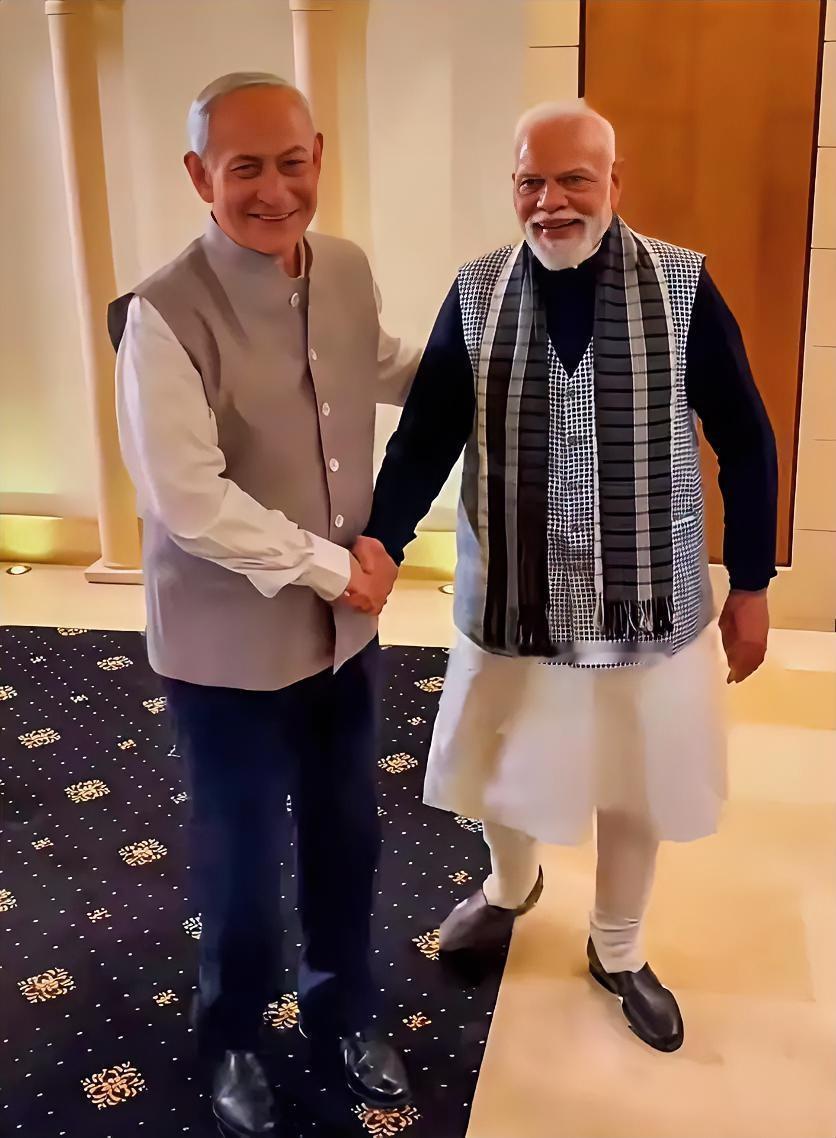 功夫只做一半，差评！内塔尼亚胡为了表示欢迎诚意，特地穿了半套印度服装迎接莫迪；但