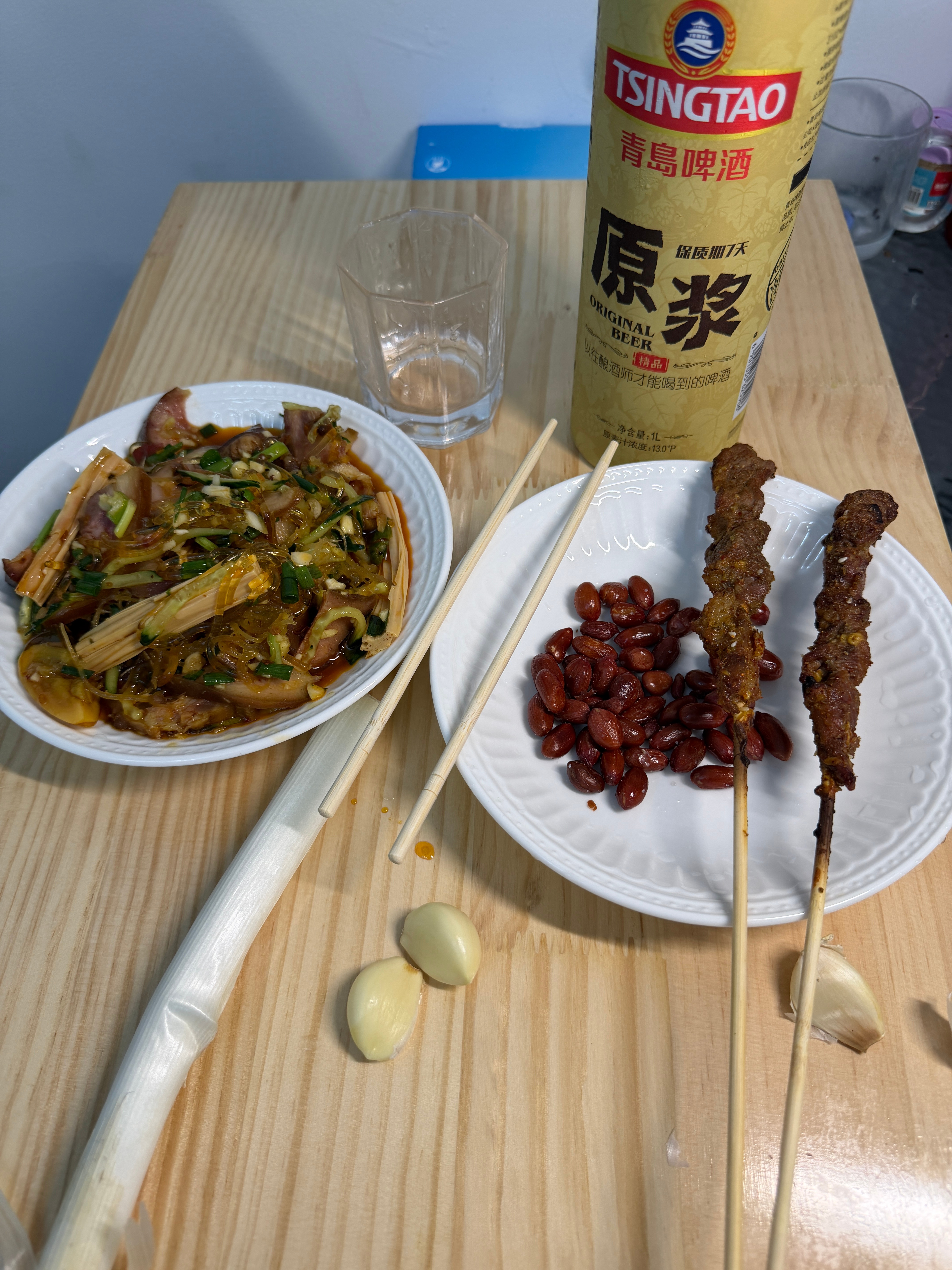 非特殊情况，坚决不喝酒，但是，今天一位粉丝表哥送的青岛原浆啤酒，1瓶50元，而且