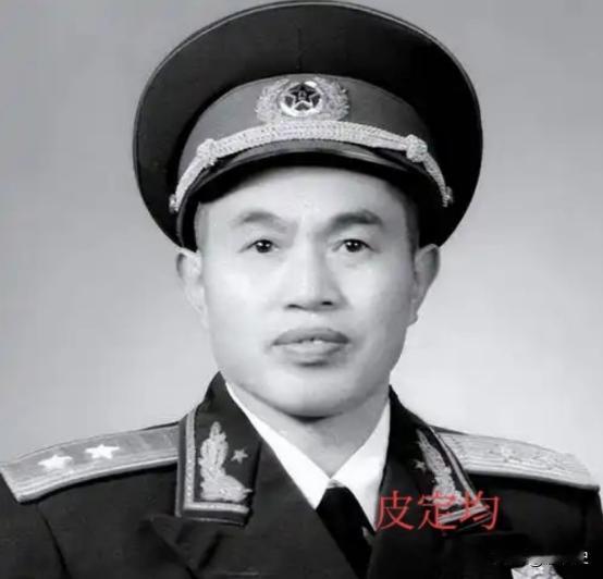 1940年，皮定均看上了女干部张烽，就让县长去说媒，张烽听说了县长的来意后，拒绝
