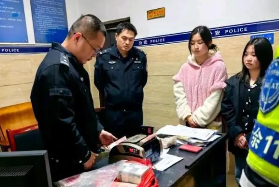 请大家不要吝啬自己大拇指，为这两名女孩子点赞！

这两天，在江西新余市，发生了一