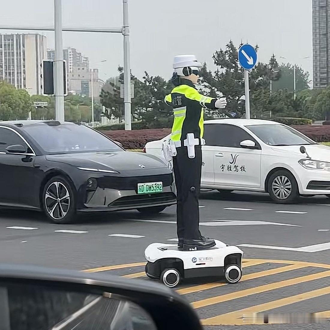 这也太酷了!近日，江苏常州，机器人交警上岗执勤，为"苏超"保驾护航。


科技进