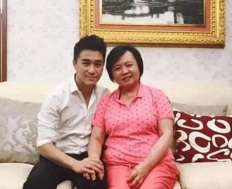 “你想要什么礼物？”赌王家的保姆突然问何猷君，没想到，何猷君随口问她：“你难道中