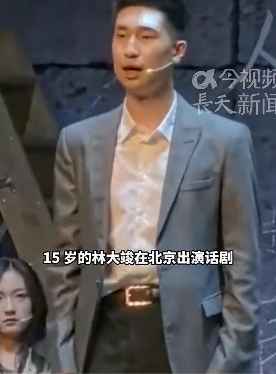 林永健15岁的儿子林大竣，长得太成熟了，看着像25岁，父子俩长得非常相似。