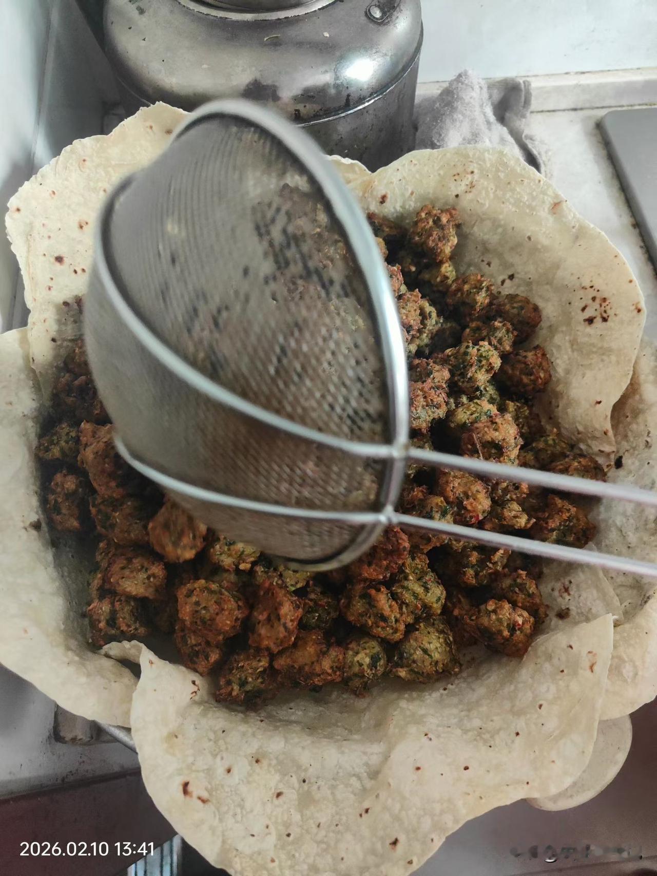 小年特色炸丸子
炸麻片
好吃的很，
徐州的都会做，都想吃。
不但是小时候的味道，