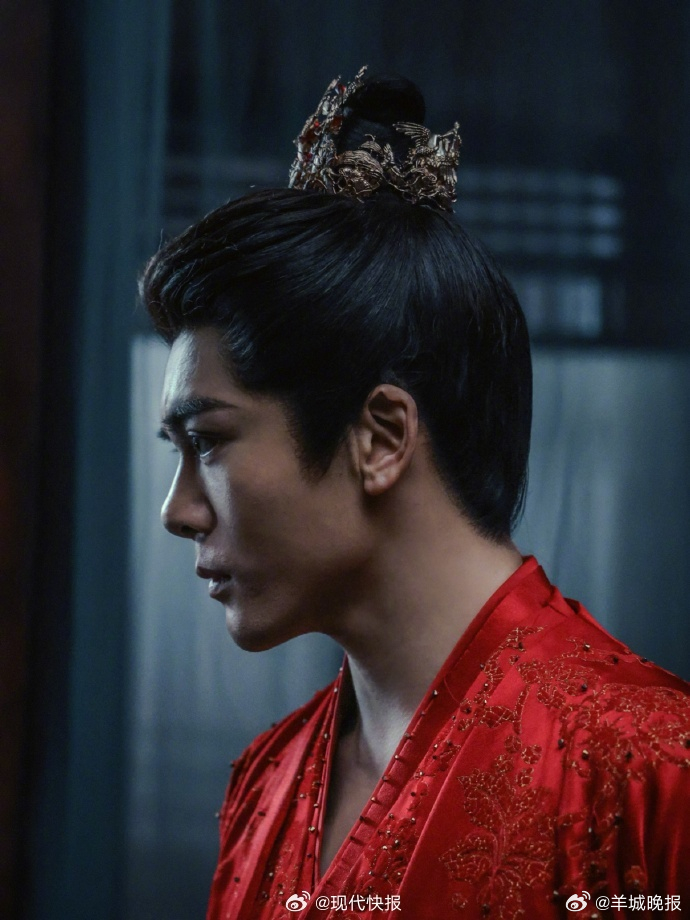 #曾舜晞月鳞绮纪开播长文# 4月1日，电视剧《月鳞绮纪》开播，发长文邀请大家陪他