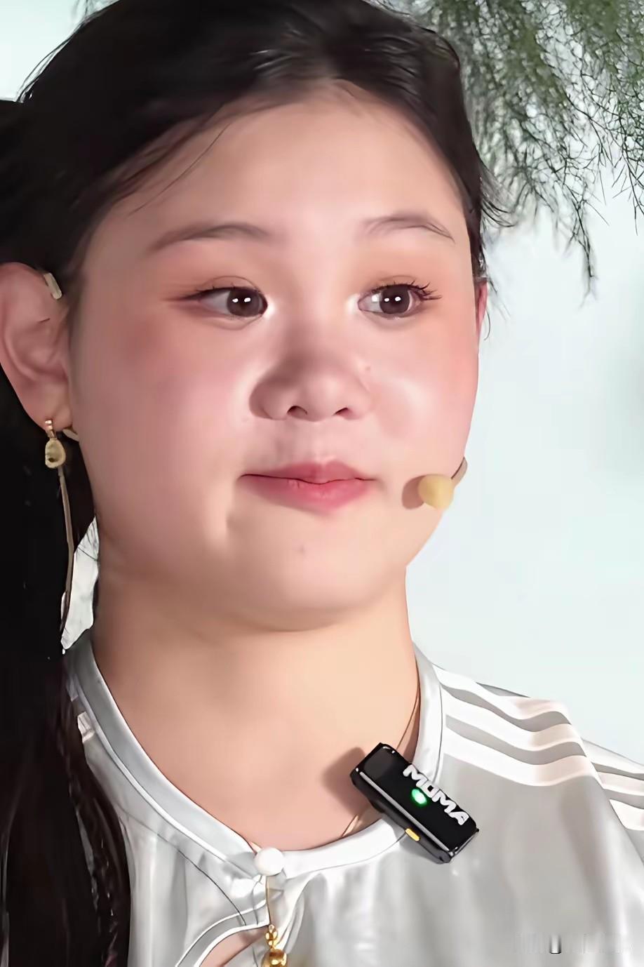 张家齐
 
一双温善明眸，双耳齐眉，天生灵慧福相，待人温润和善，圆脸讨喜惹人亲近