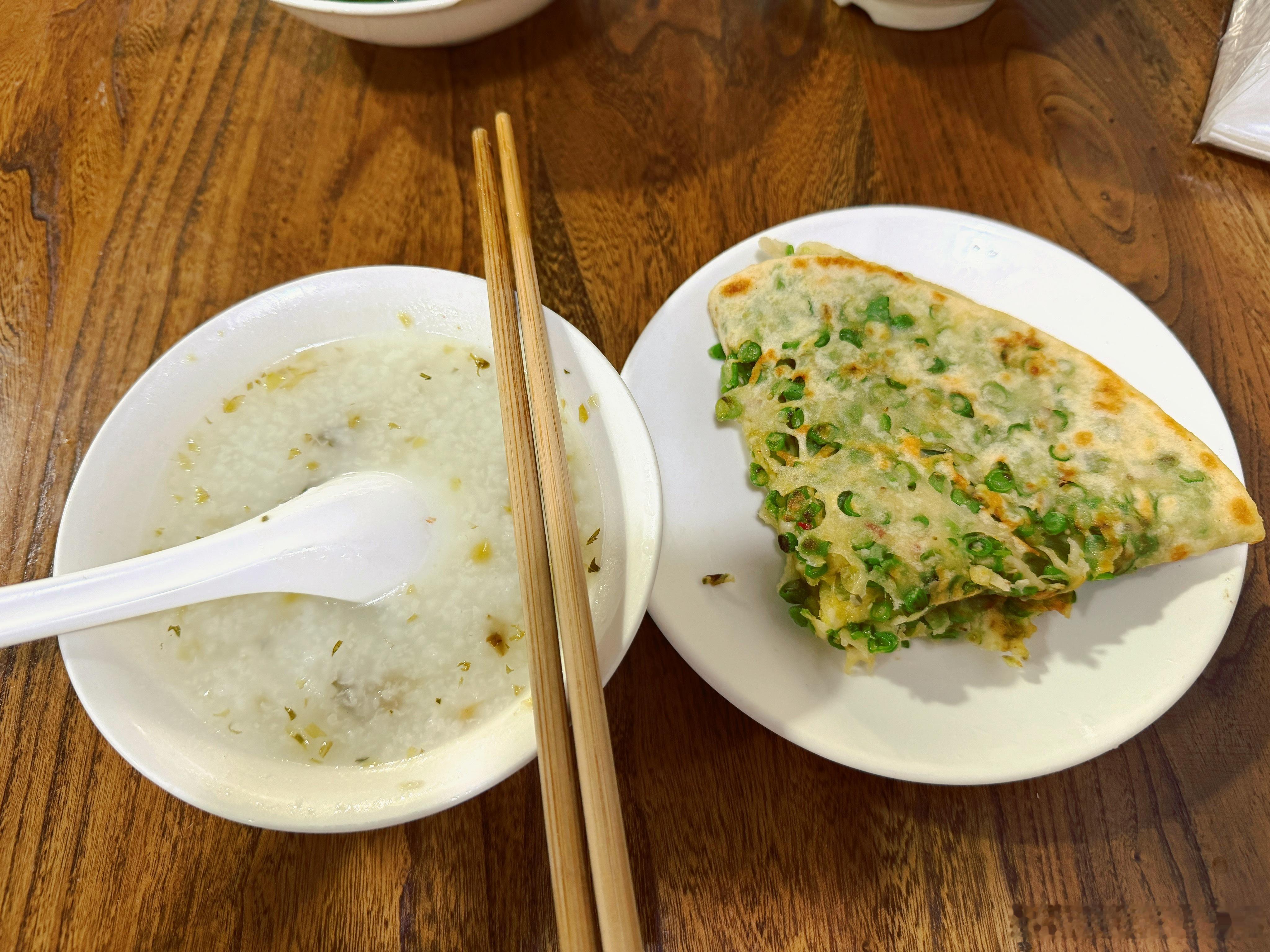 周五，天色终于放晴了！连续几日的雨像一场漫长的低语，把空气浸得湿漉漉的。今晨云层