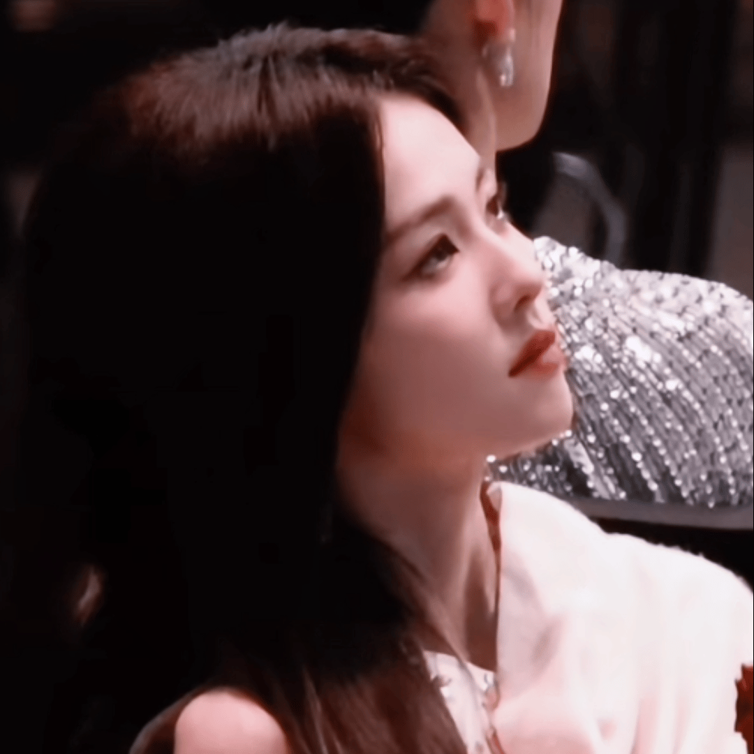 期待期待啊！明天三点红毯，就可以开看了。期待白鹿爱奇艺尖叫之夜几套造型，我特别喜