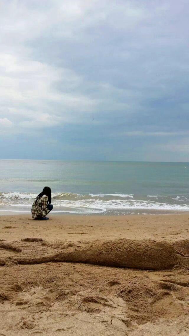 🌊浪花在脚边碎成星子✨，她把心事埋进沙里。风是唯一的听众🌬️，带走叹息却留下