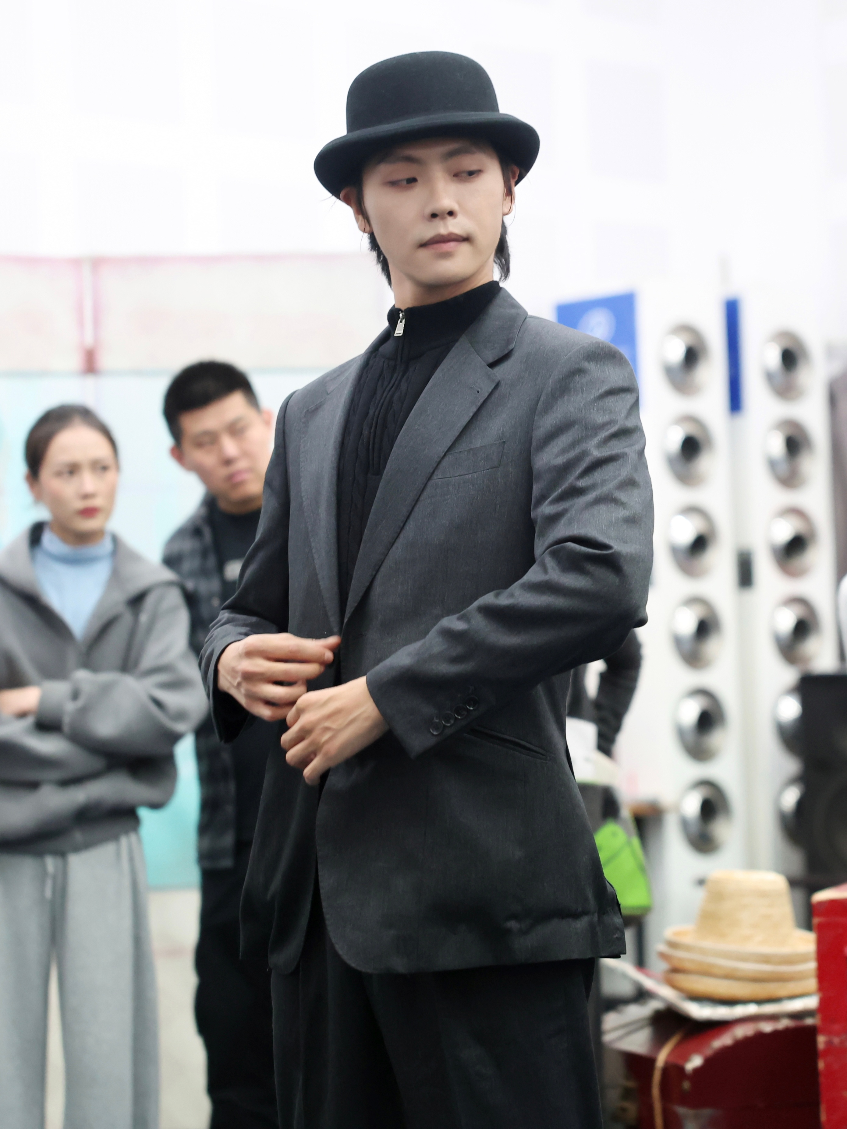 肖宇梁排练照你终于来啦！认真排练中的熊必辉好帅，看的出来这次好精彩，还有表演魔术