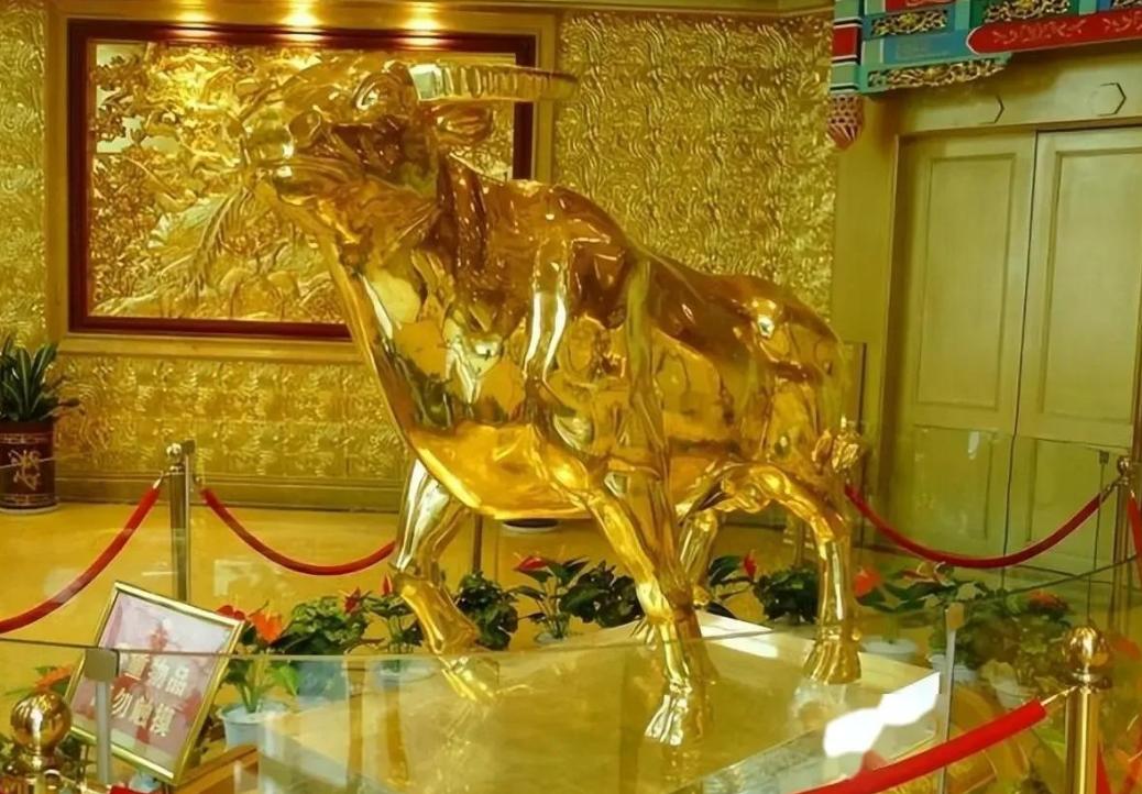 华西村当年斥巨资打造的那一吨重金牛，当初被不少人嘲讽是炫富的面子工程，谁也没料到