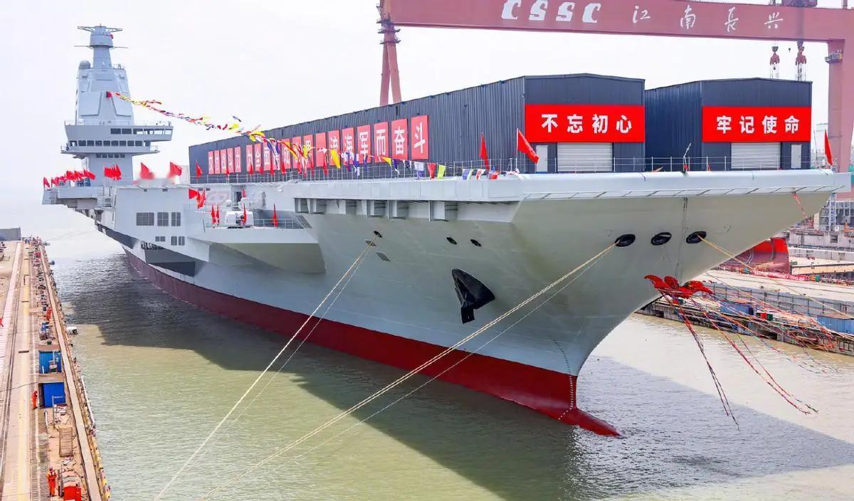 为什么福建舰这么久还不服役？说白了，是因为福建舰的技术问题，没办法直接服役。 航
