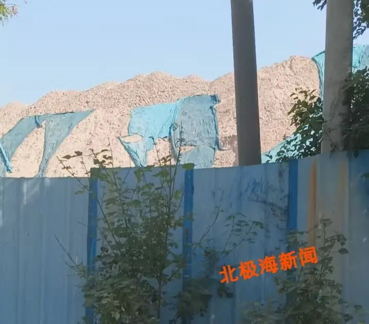 【陕西咸阳武功县一企业砂石露天堆放扬尘扰民 生态部门责令限期整改】近日，有群众向
