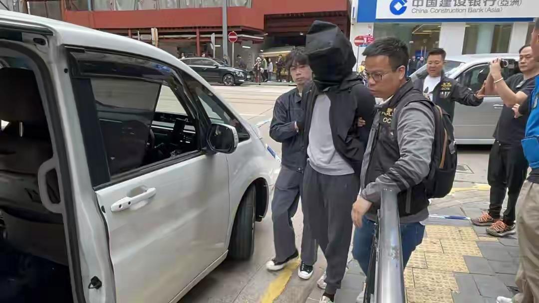 【港媒快讯】香港上环发生持刀抢劫案，两人刚兑换千万港元遭劫，警方迅速出击当场拘捕