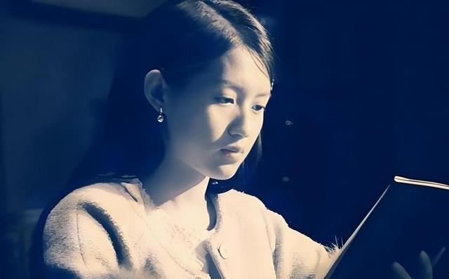 1934年，才女苏青新婚夜，撞见丈夫和表嫂约会。她装作若无其事，婚后接连生了5个