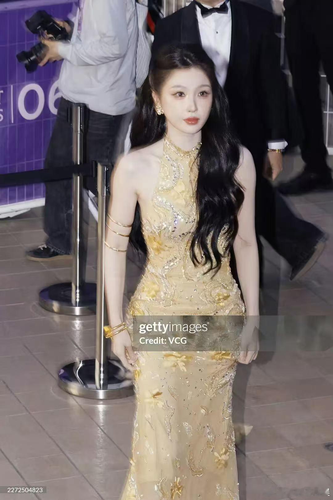 虞书欣这图p的简直可以说成ai了。 