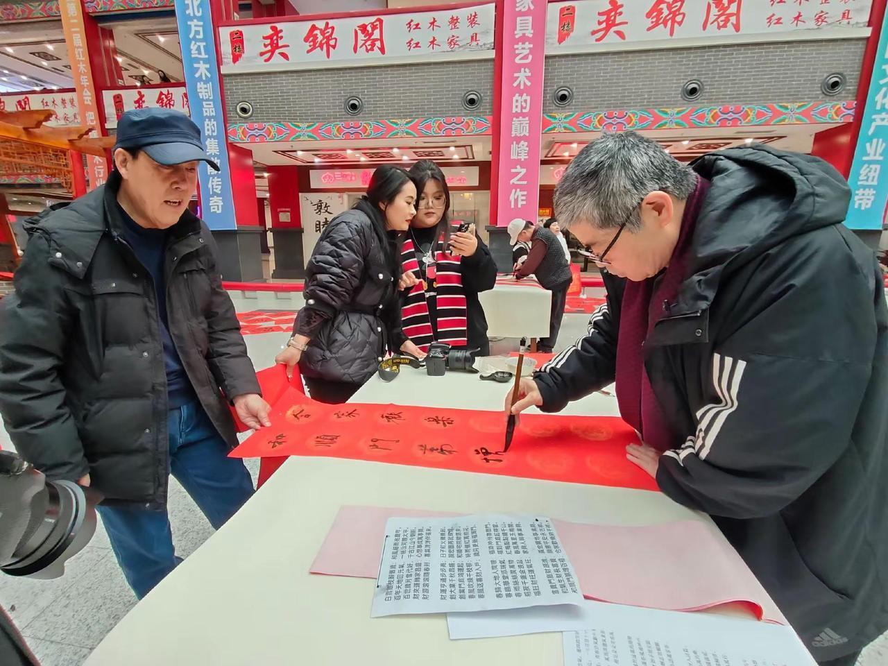 由紫逸祥书院与县文广旅局、县文联合办的2026年“墨韵迎春·福满城乡”送春联活动