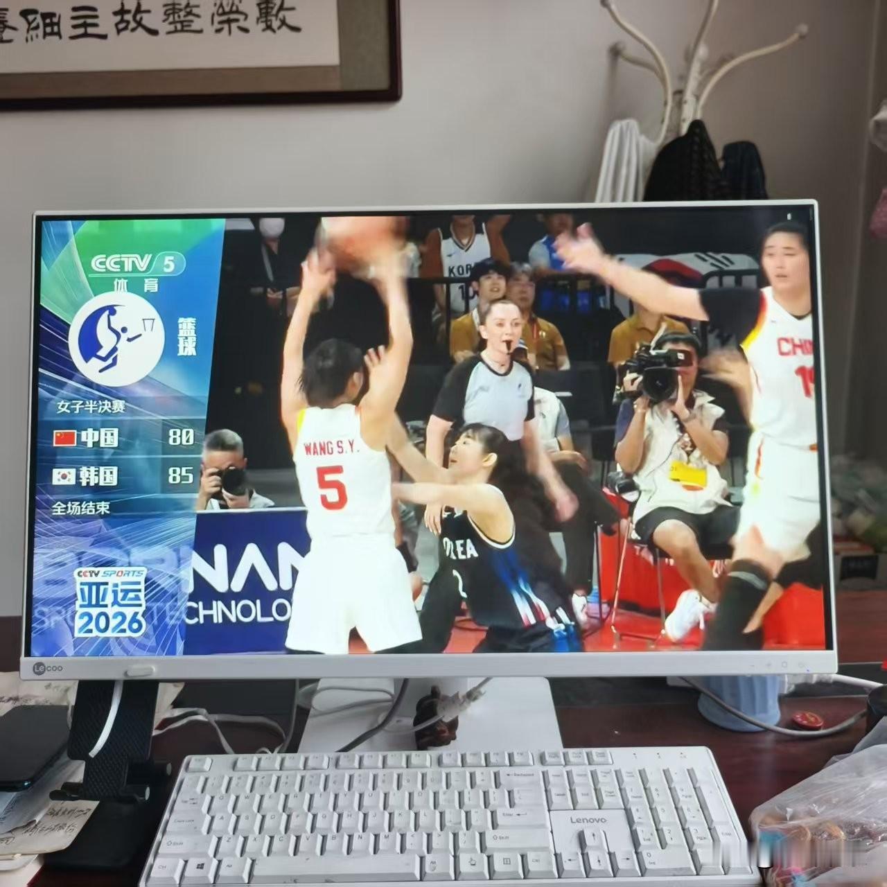中韩女篮半决赛

中国女篮很顽强，
可惜战败痛心肠。
全靠篮下得两分，
三分全场
