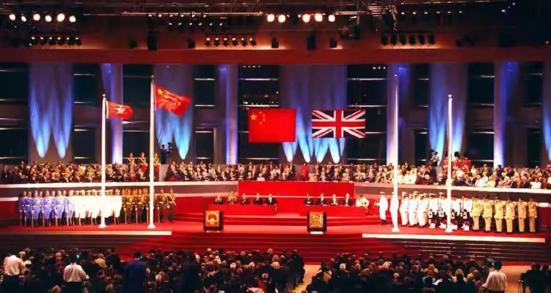 英国知名历史学家西蒙·詹金斯在《卫报》发表文章，批评英国政府盲目追随美国对抗中国