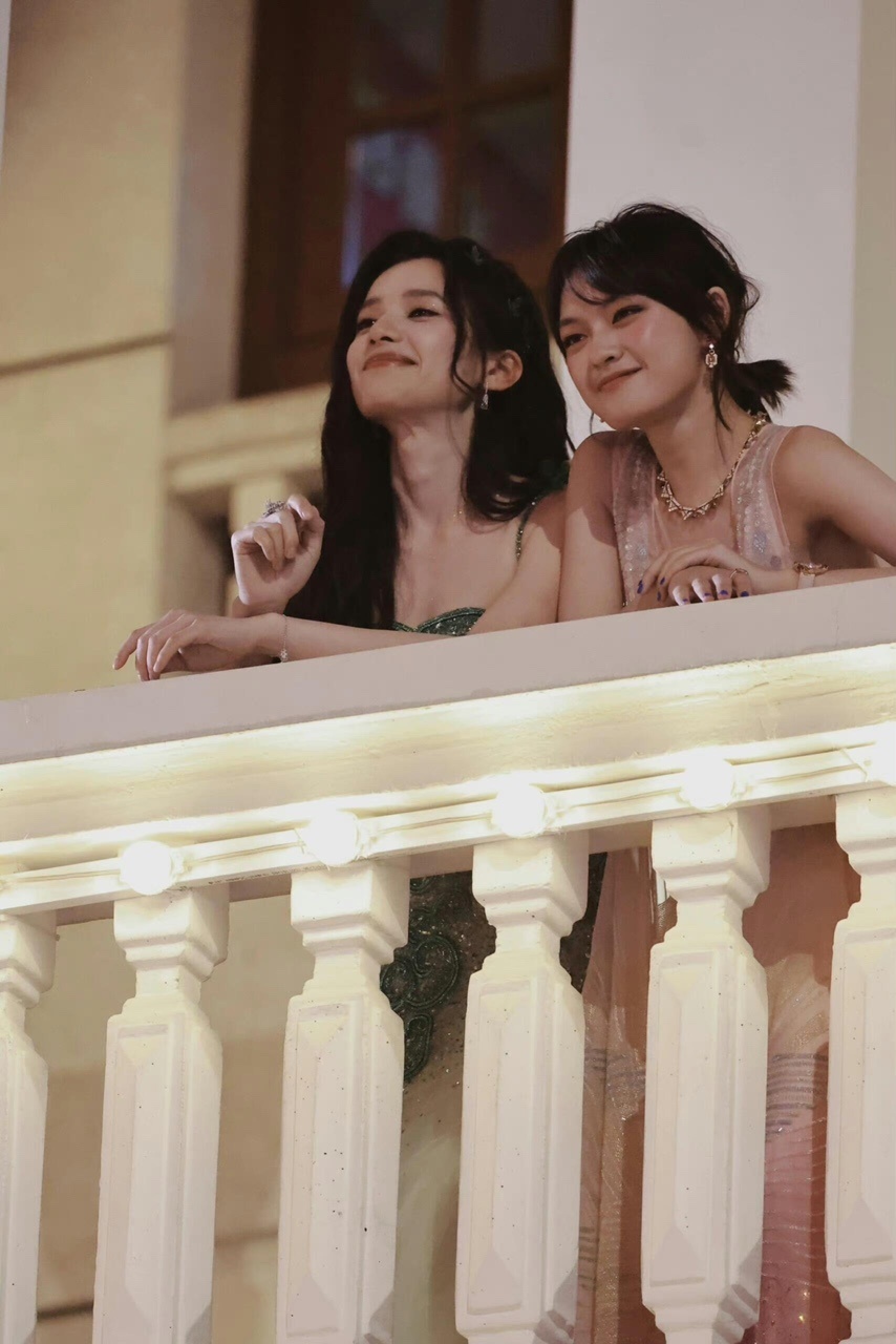 内娱有自己的豪门姐妹内娱豪门姐妹那可太养眼了，每一张都是经典画面，冷艳的冷艳，宠