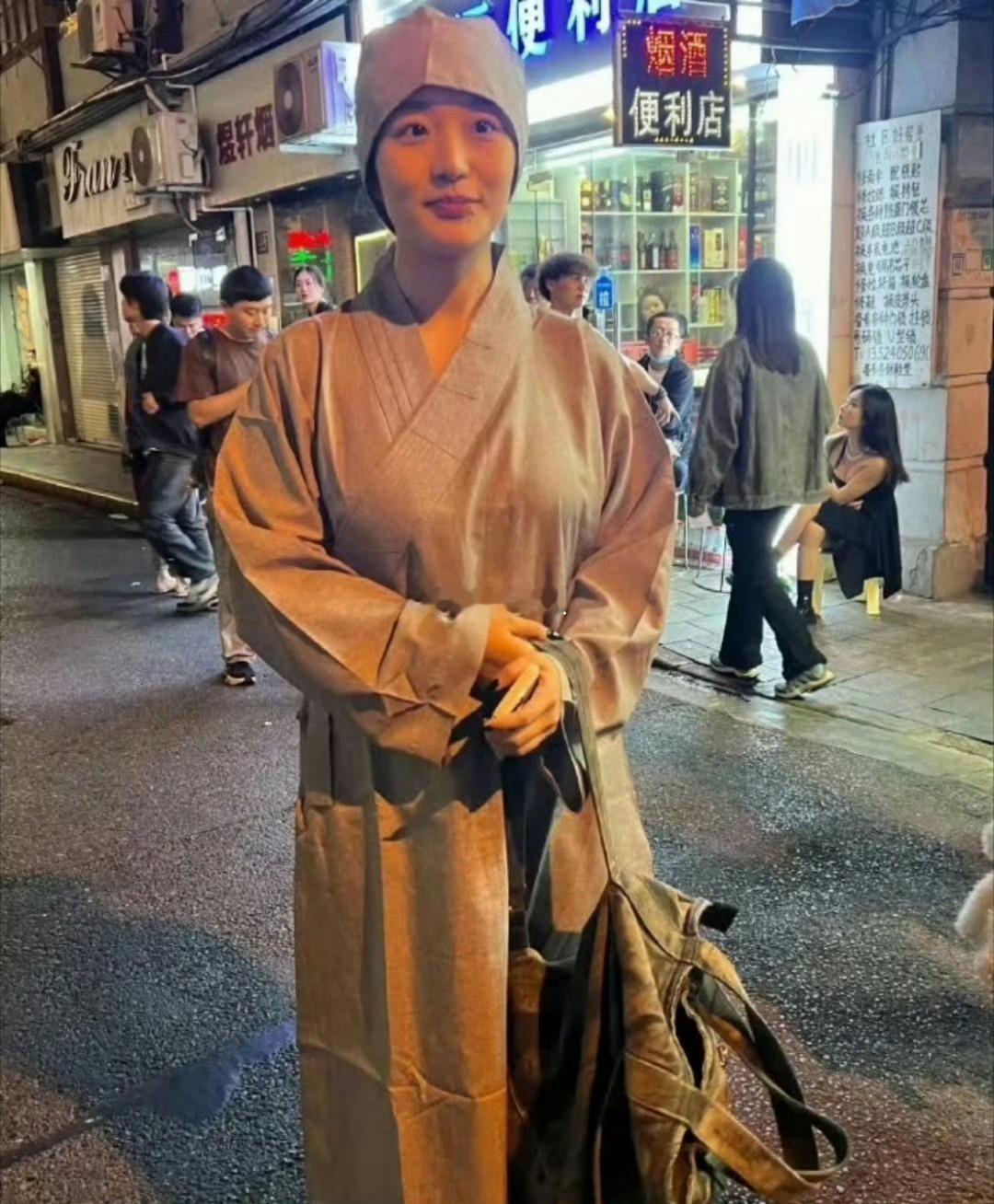 出家人都开始做美甲了，紧跟潮流啊！ 