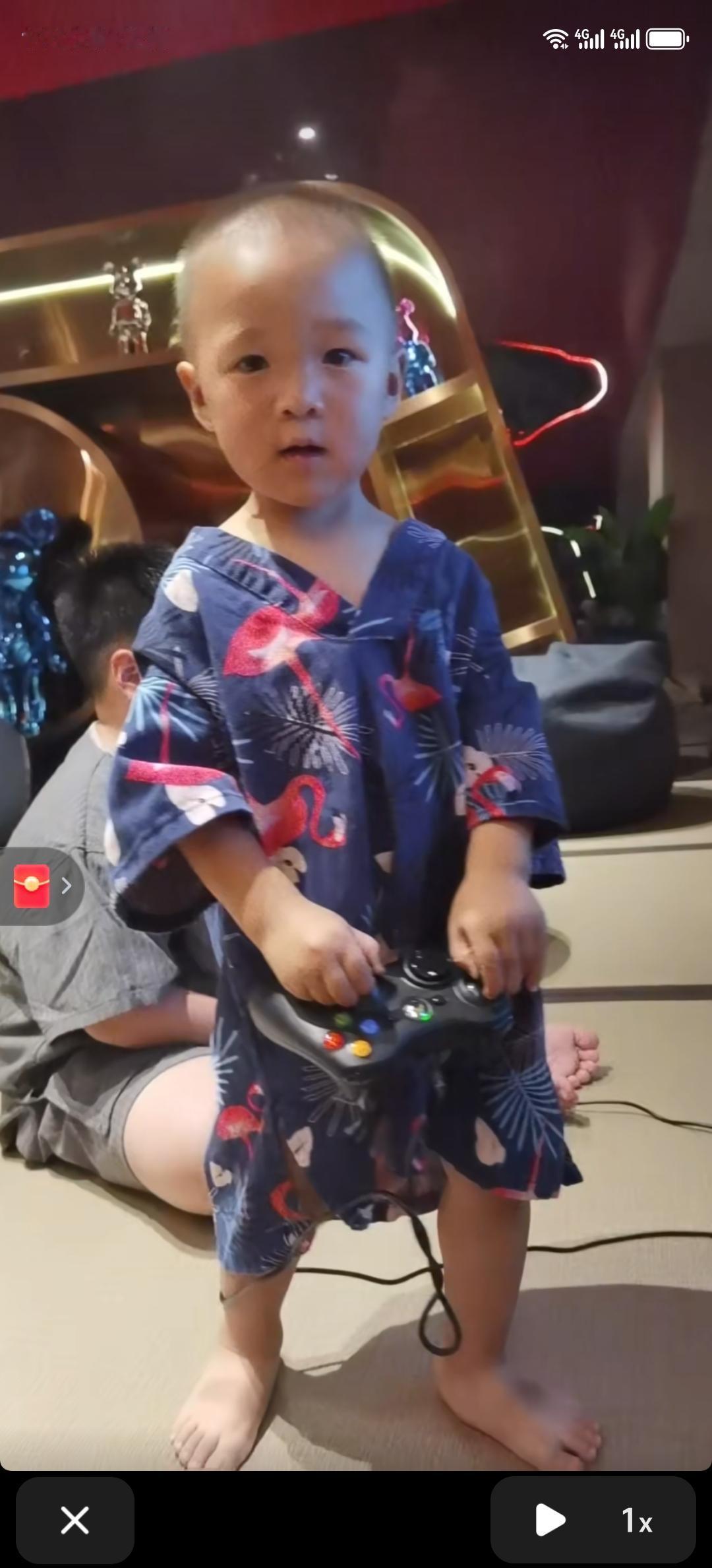 太可惜了，这就是被杀害一家五口李先生的两个大胖儿子，这两儿子真的好可爱啊！

大