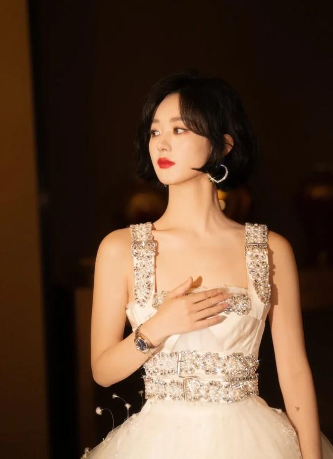 人气演员赵丽颖这次在金鹰奖颁奖典礼上的造型真是让人眼前一亮啊！她穿上了一件吊带镶