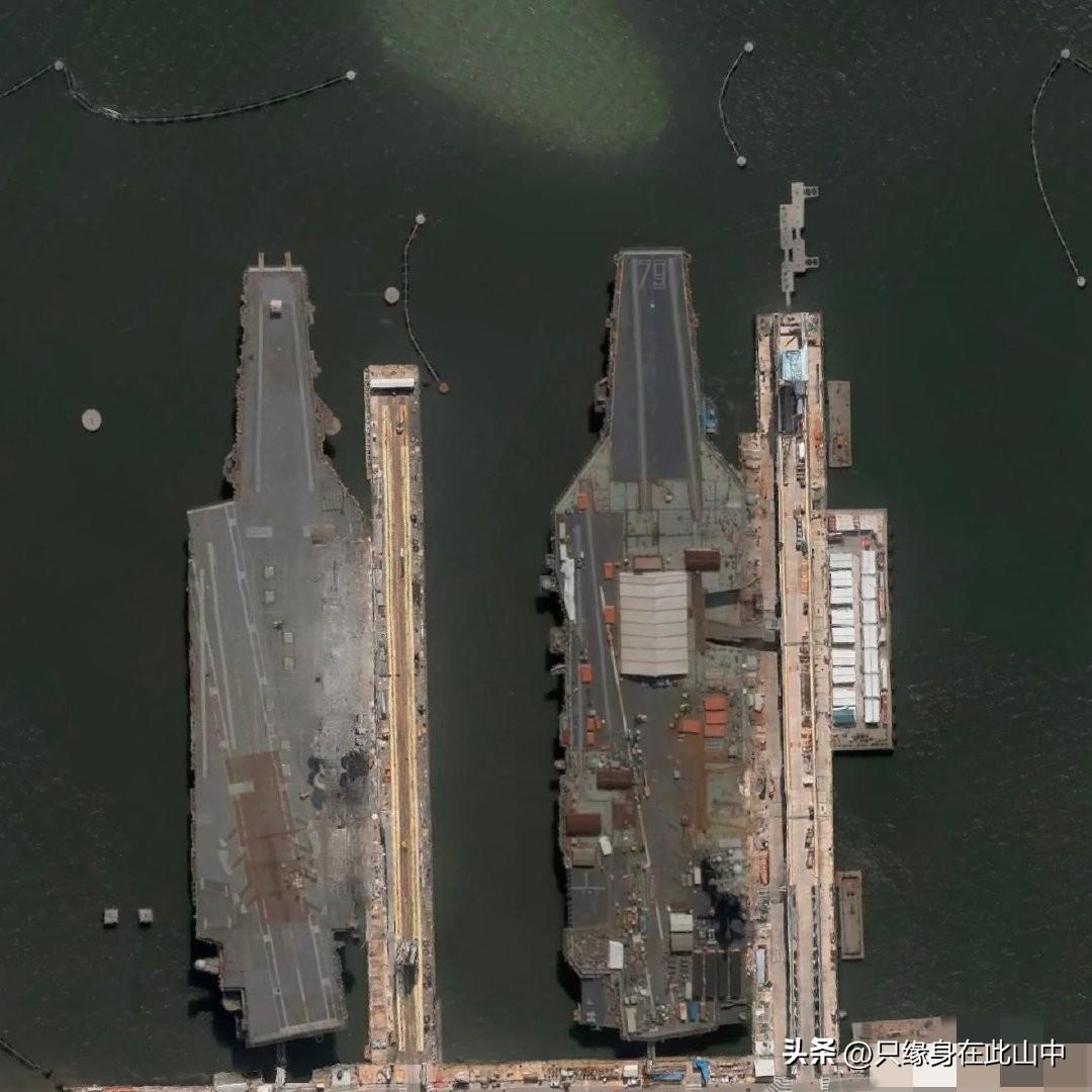 老美造船厂内出现罕见一幕，正在建造的CVN-79肯尼迪号，和早已退役的CVN-6