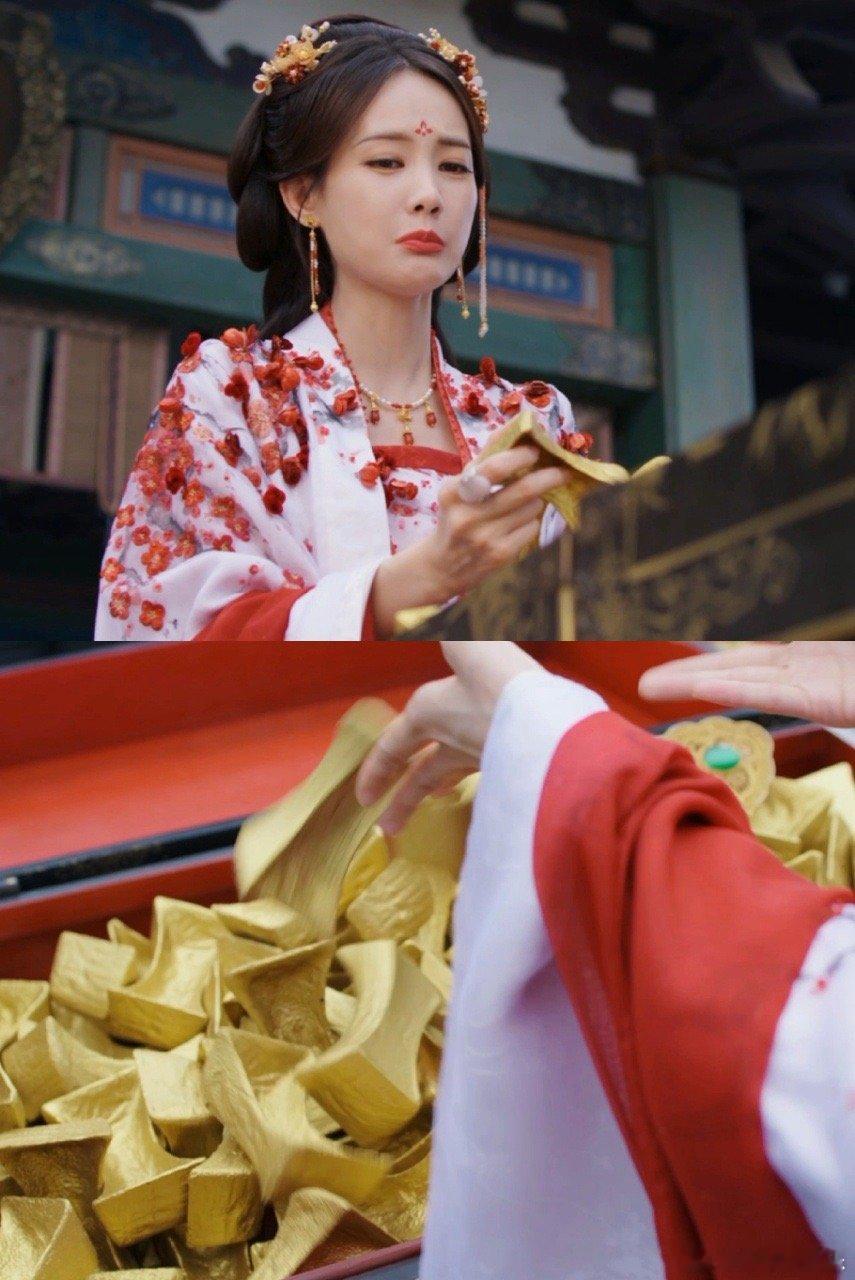 别人霸总受众李一桐霸总受害 别人的霸总情节甜如蜜，李一桐在剧里却画风突变。《书卷